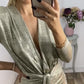 Vestito Aderente Donna con Maniche Lunghe, Scollo a V e Cintura Regolabile – Effetto Metallizzato