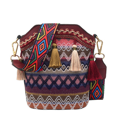 Borsa a tracolla bohemien con nappine ricamate