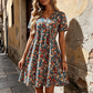 Abito estivo da donna con fantasia floreale, scollo a V e maniche corte.