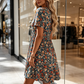 Abito estivo da donna con fantasia floreale, scollo a V e maniche corte.