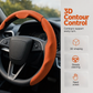 🚗 Coprivolante Traspirante in Ecopelle 3D – 38cm, Design Ergonomico a 3 Pezzi, Superficie Forata Antisudore, Montaggio Clip-On Senza Attrezzi – 11 Colori 🎨🏁