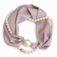 🧣 Collana Foulard da Donna con Perle e Chiusura Magnetica 🧲 | Raso Satin Elegante con Perle Luminose 📿 | Design 2 in 1 Indossabile Insieme o Separata ✨ | 7 Colori Raffinati