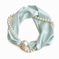 🧣 Collana Foulard da Donna con Perle e Chiusura Magnetica 🧲 | Raso Satin Elegante con Perle Luminose 📿 | Design 2 in 1 Indossabile Insieme o Separata ✨ | 7 Colori Raffinati